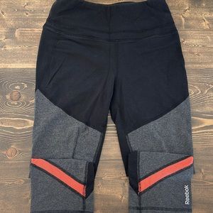 Reebok Size Medium Knit Cropped Leggings